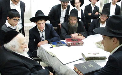 הבחורים בבית הגר"ש אוירבך