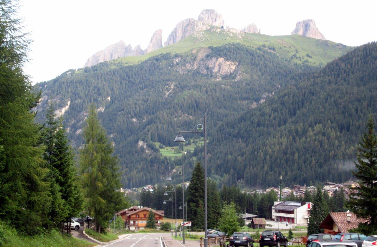 צפו • עיירת הנופש קנזיי, עמק פאסה, הרי הדולומיטים