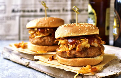 הצעת הגשה: בלחמניית המבורגר עם כרוב מטוגן