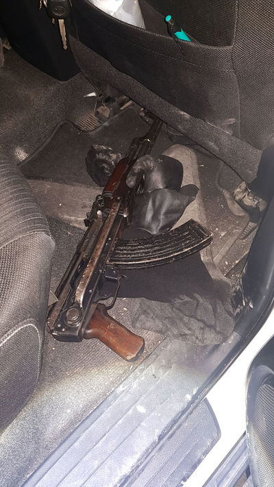 השוטרים נדהמו: קלצ'ניקוב ותחמושת בתוך הרכב