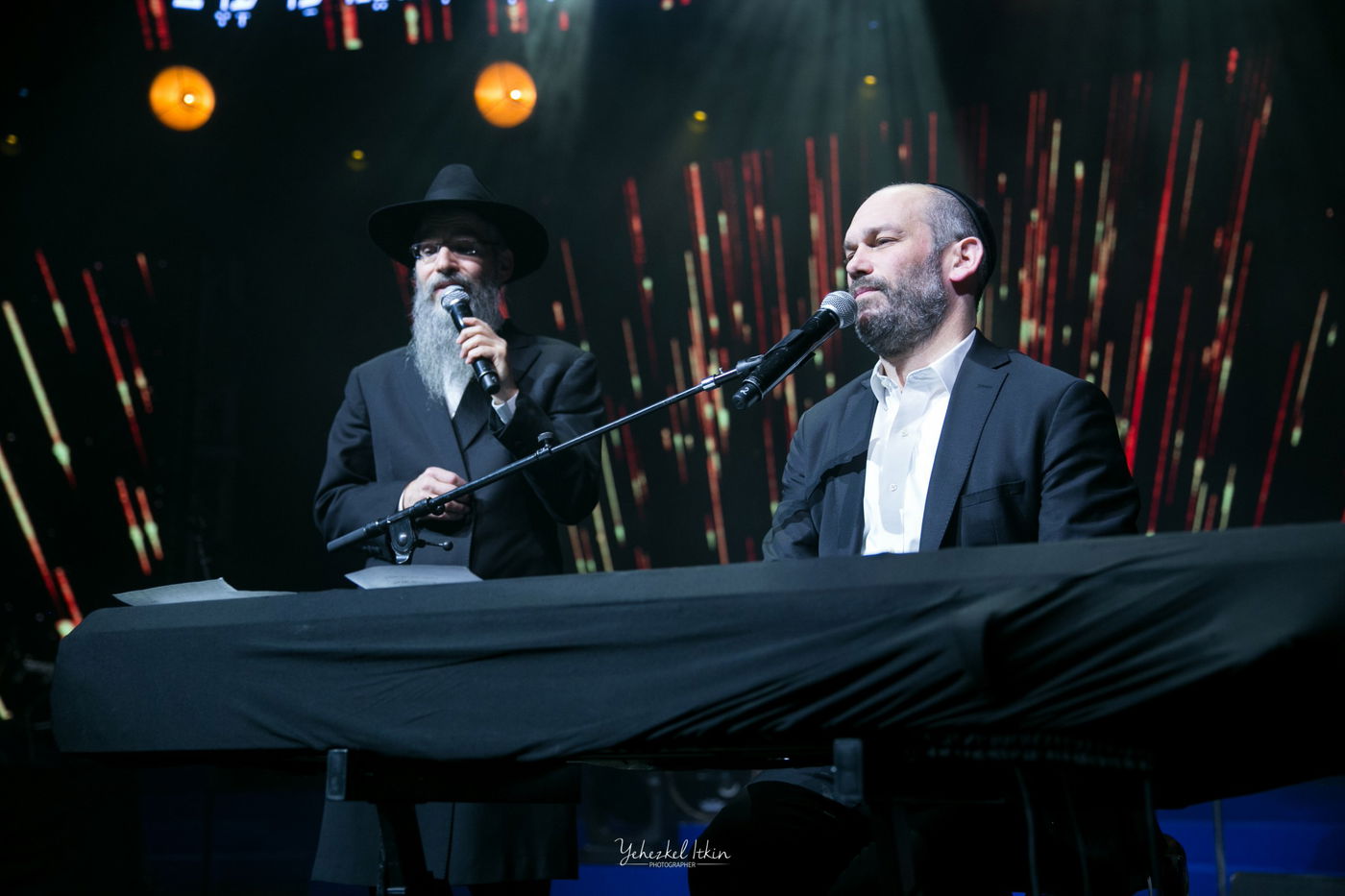 רזאל במופע. ברובו שר ללא כיסוי לעיניו