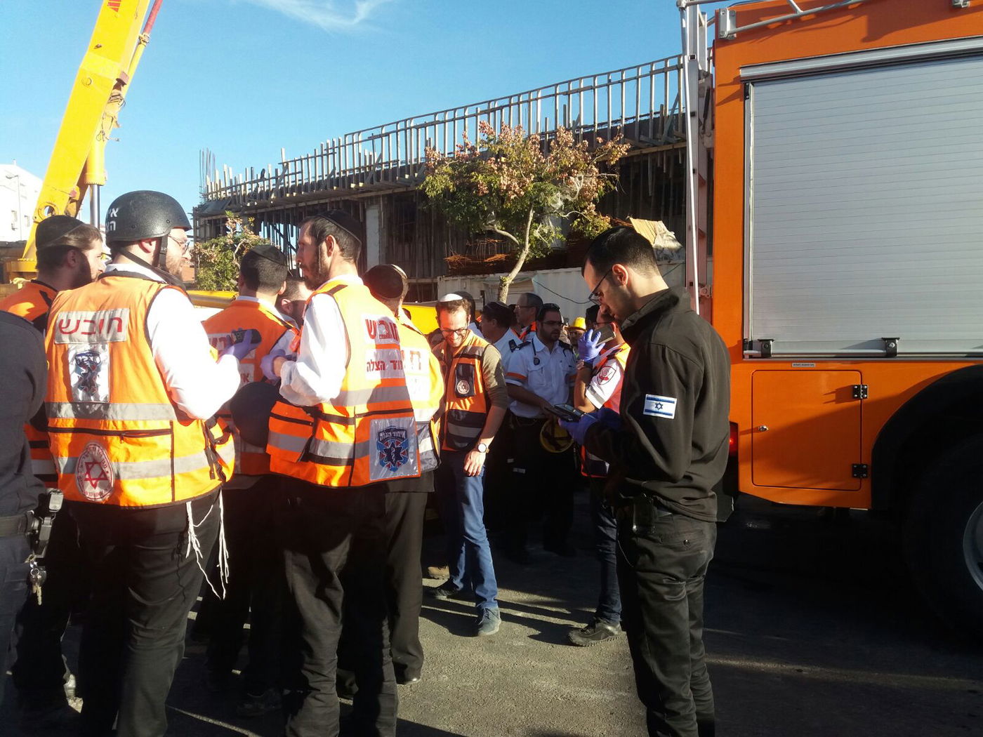 לכודים חולצו ממבנה בביתר עילית שפיגומיו קרסו