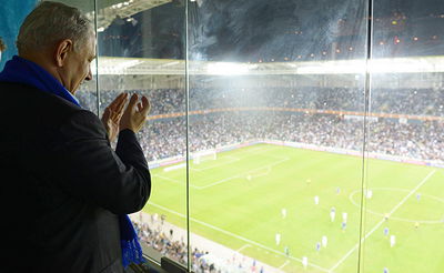 נתניהו צופה במשחק כדורגל. ארכיון