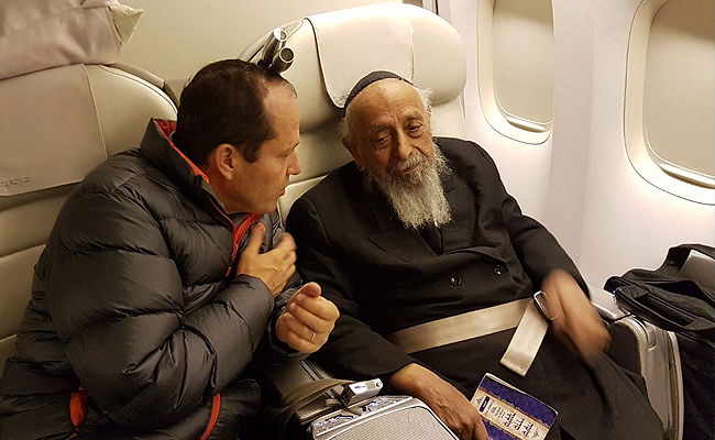 במהלך הטיסה: ניר ברקת שוחח עם הגר"ש בעדני