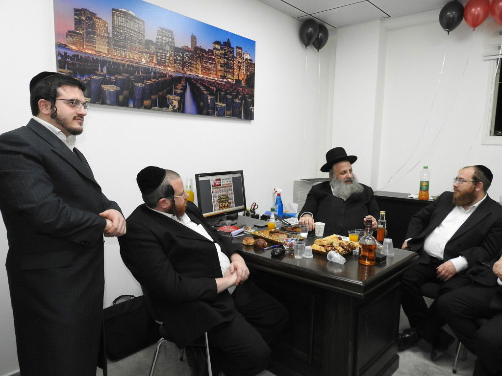 חנוכת הבית וקביעת מזוזות למשרדי עיתון 'שחרית'