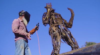 הוא עמד מאחוריי עם הרובה וירה בי • צפו