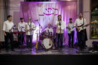 להקת 'כנפי רוח' מבצעים את "ניגון באבוב"