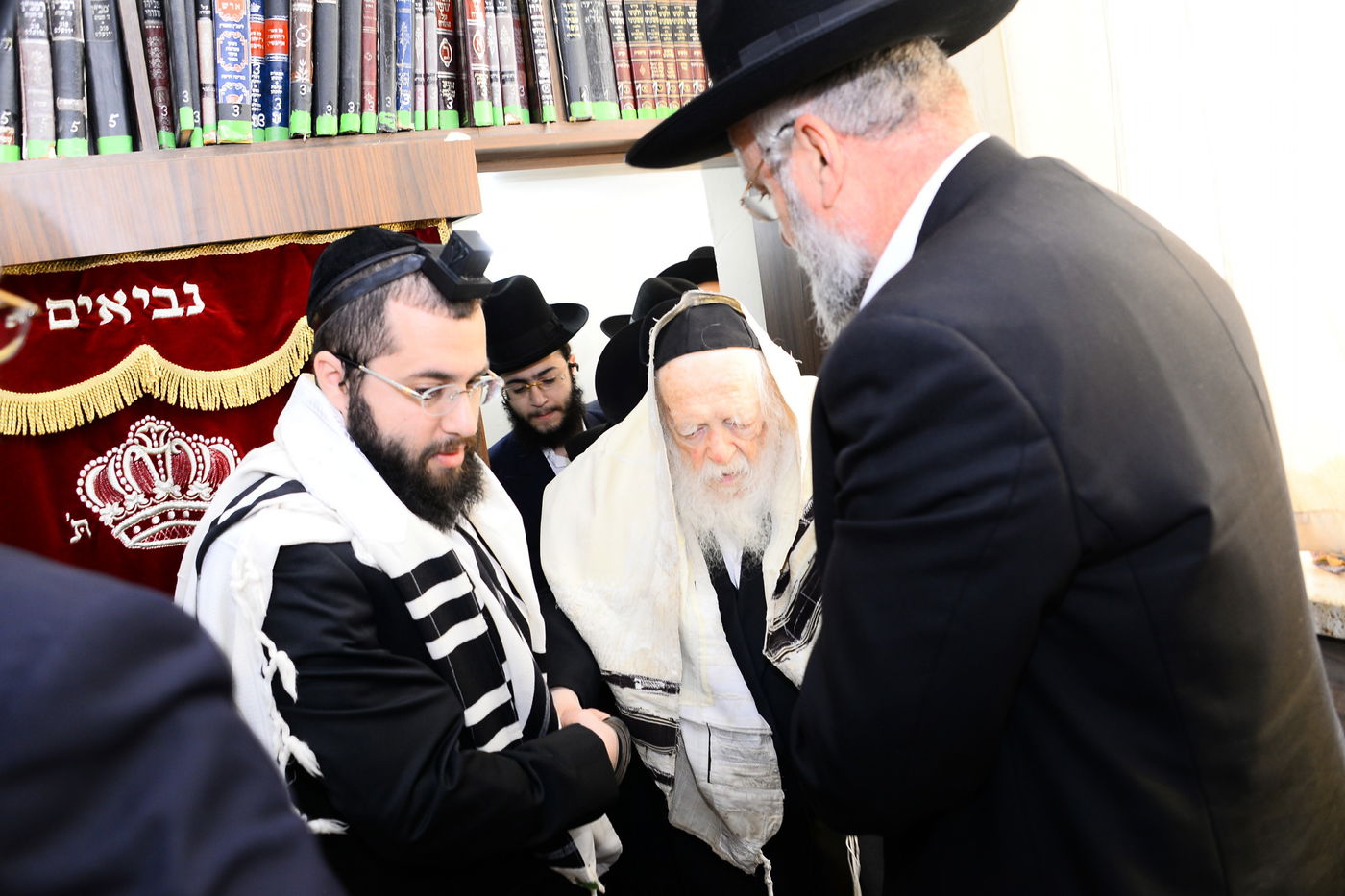 נכדו ונאמן ביתו של מרן שר התורה ערך ברית לבנו • גלריית ענק