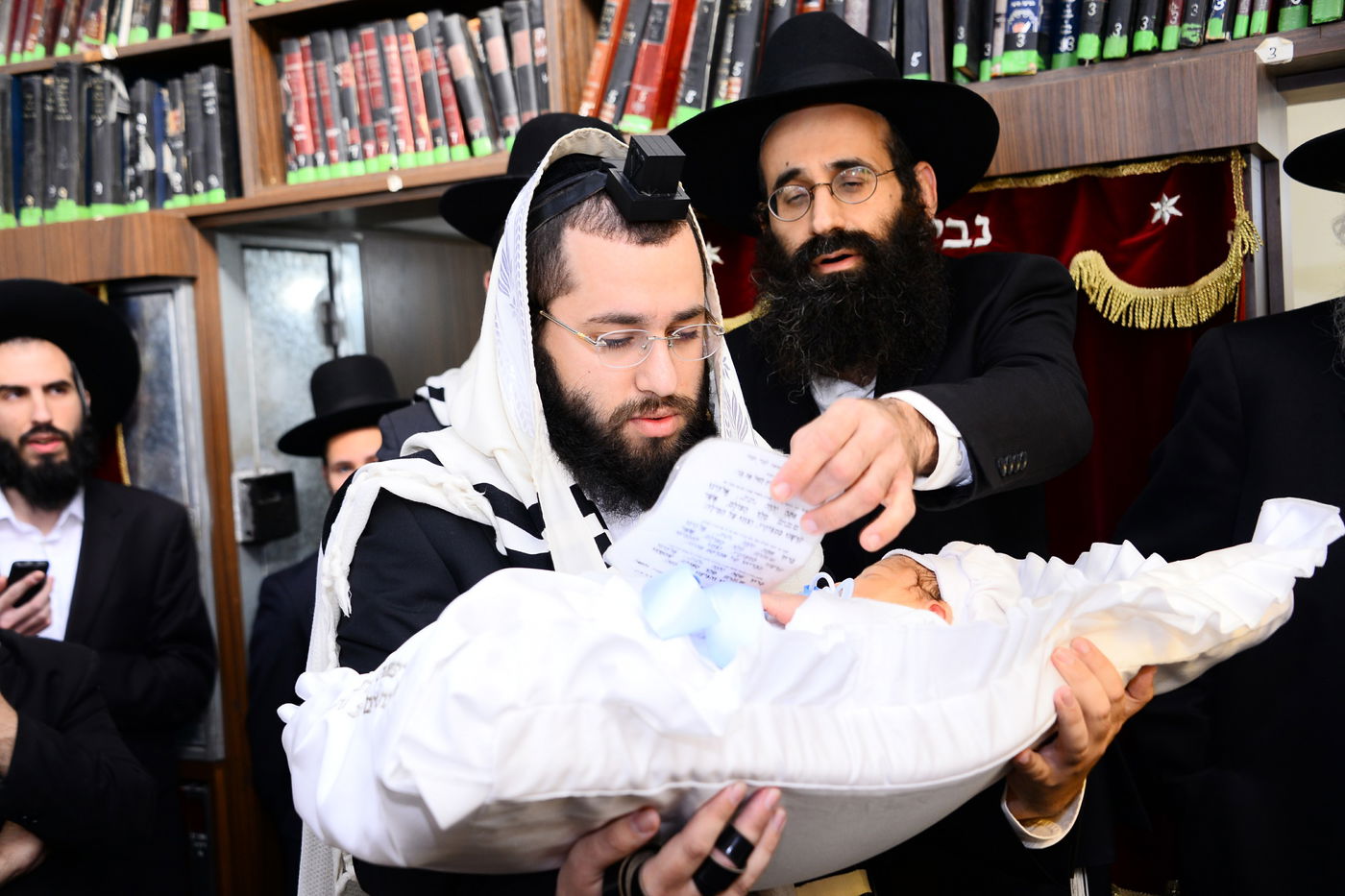 נכדו ונאמן ביתו של מרן שר התורה ערך ברית לבנו • גלריית ענק