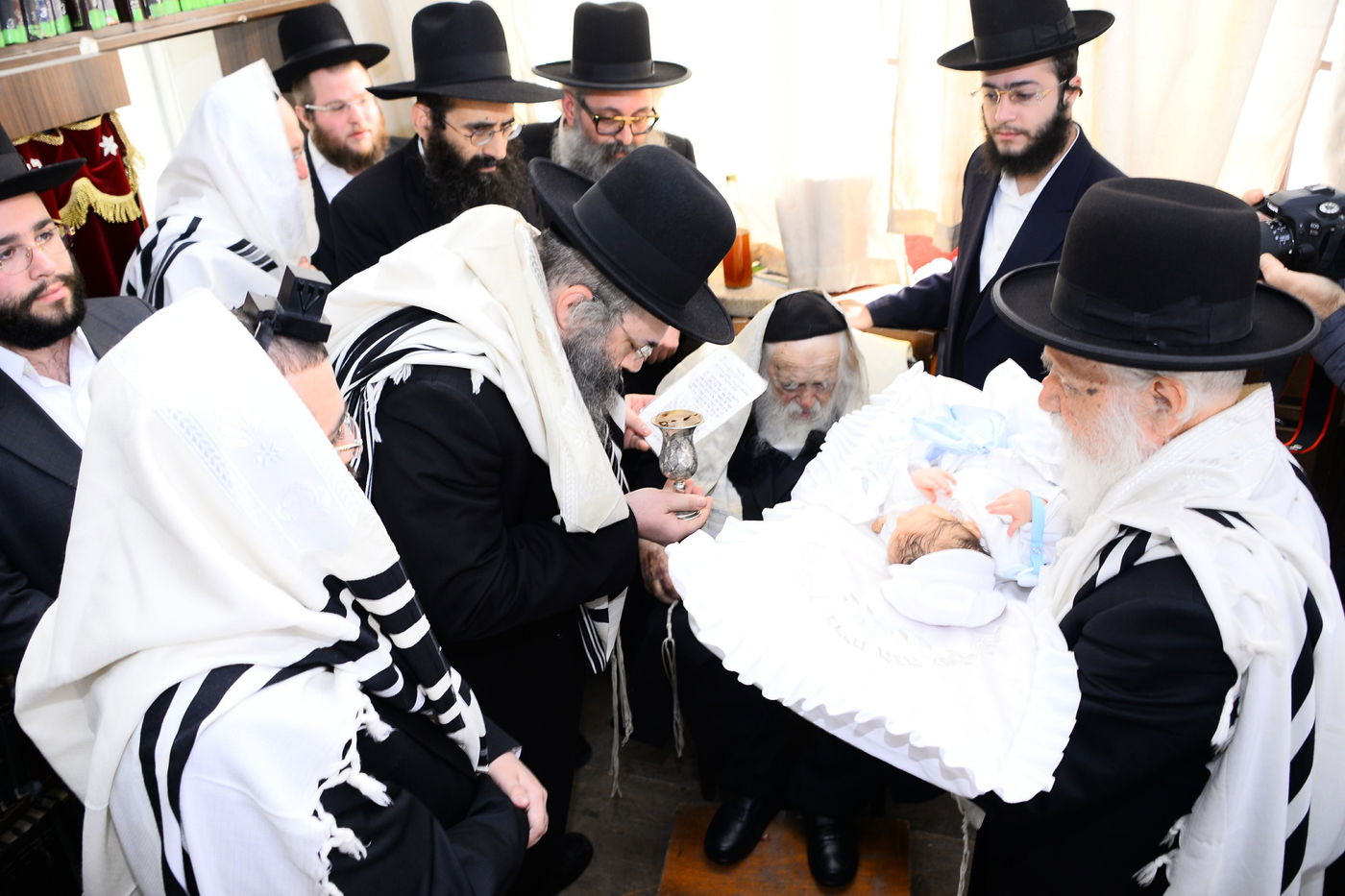 נכדו ונאמן ביתו של מרן שר התורה ערך ברית לבנו • גלריית ענק