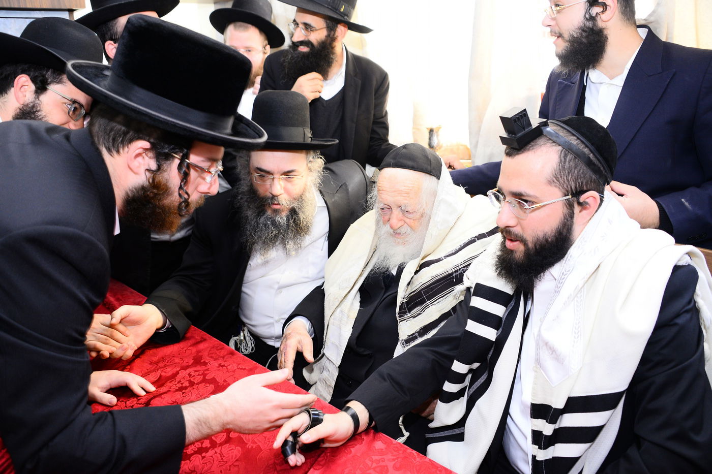 נכדו ונאמן ביתו של מרן שר התורה ערך ברית לבנו • גלריית ענק