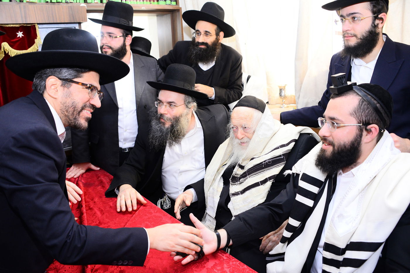 נכדו ונאמן ביתו של מרן שר התורה ערך ברית לבנו • גלריית ענק