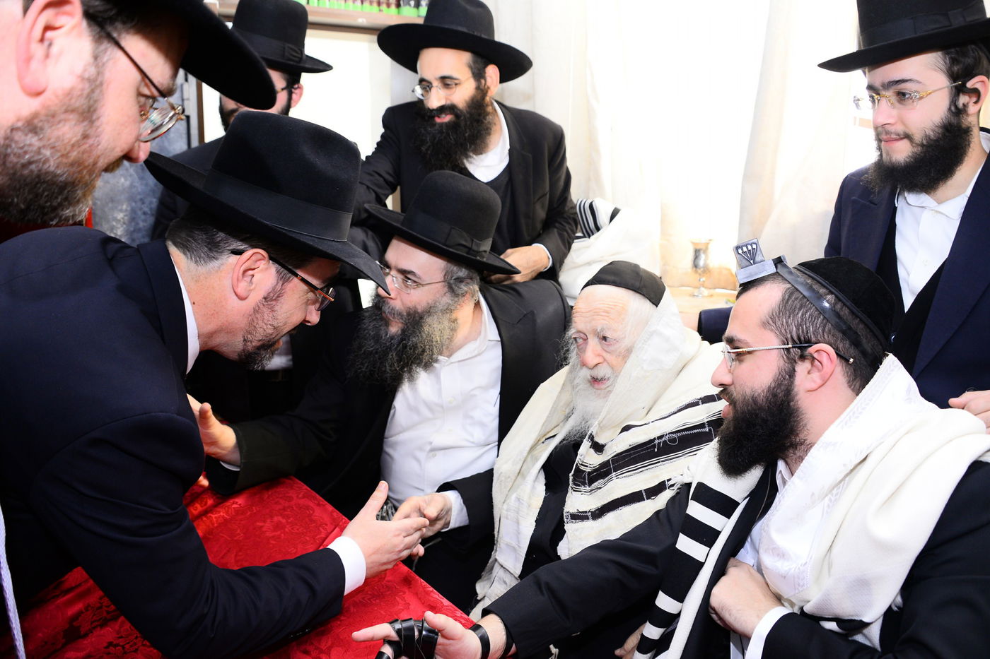 נכדו ונאמן ביתו של מרן שר התורה ערך ברית לבנו • גלריית ענק