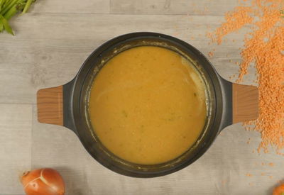 החוף כבר כאן: מתכון למרק עדשים כתומות, חמים ובריא