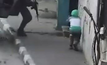 כך לכדו לוחמי מג"ב שני מתפרעים שהשליכו בקבוקי תבערה • צפו