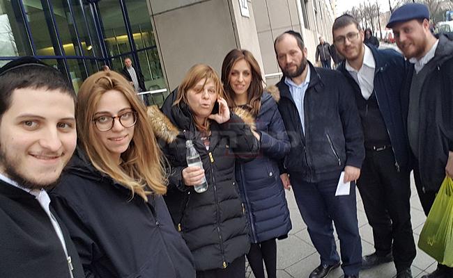 האם ובתה ובני המשפחה לאחר השחרור