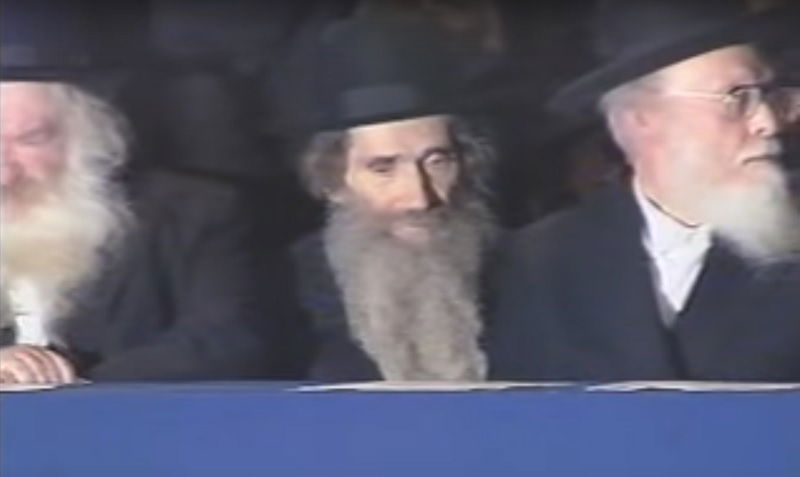 מנהיגי הדור. עם מרנן הגרי"ש אלישיב והגר"ח קנייבסקי, בכנס היסוד של 'דגל התורה'