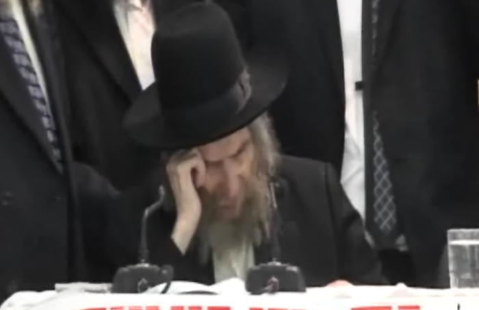 בעת שהציבור, בראשות הגרב"מ אזרחי, מברך עליו "שחלק מחכמתו"