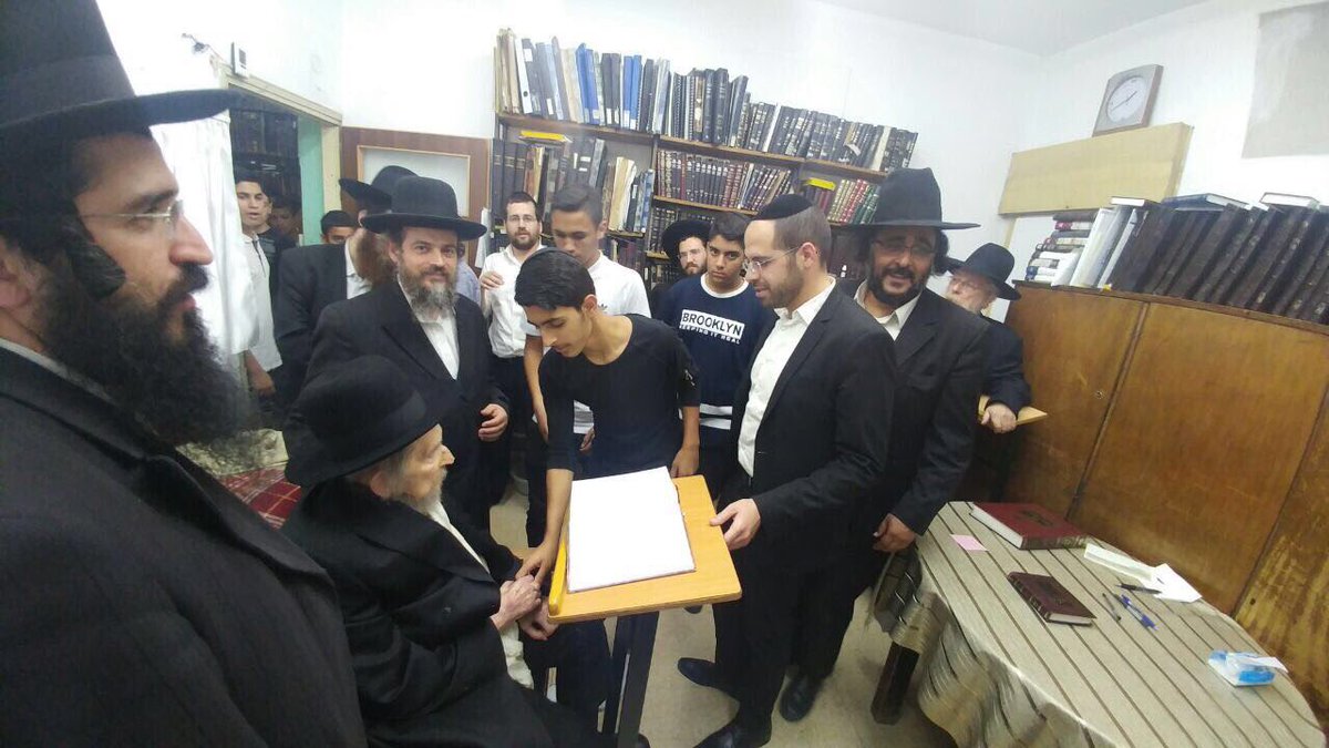 עם "ילדי קירוב", בחדרו, לאחר התפילה