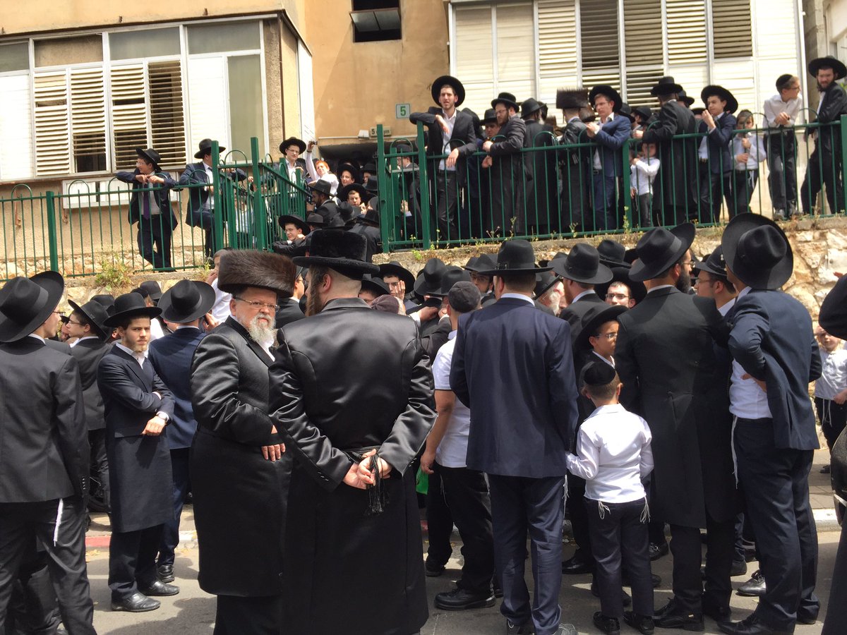 ההמונים בכניסה לבית מגוריו של מרן זצוק"ל, ממתינים להתברך מפיו באחד החגים האחרונים