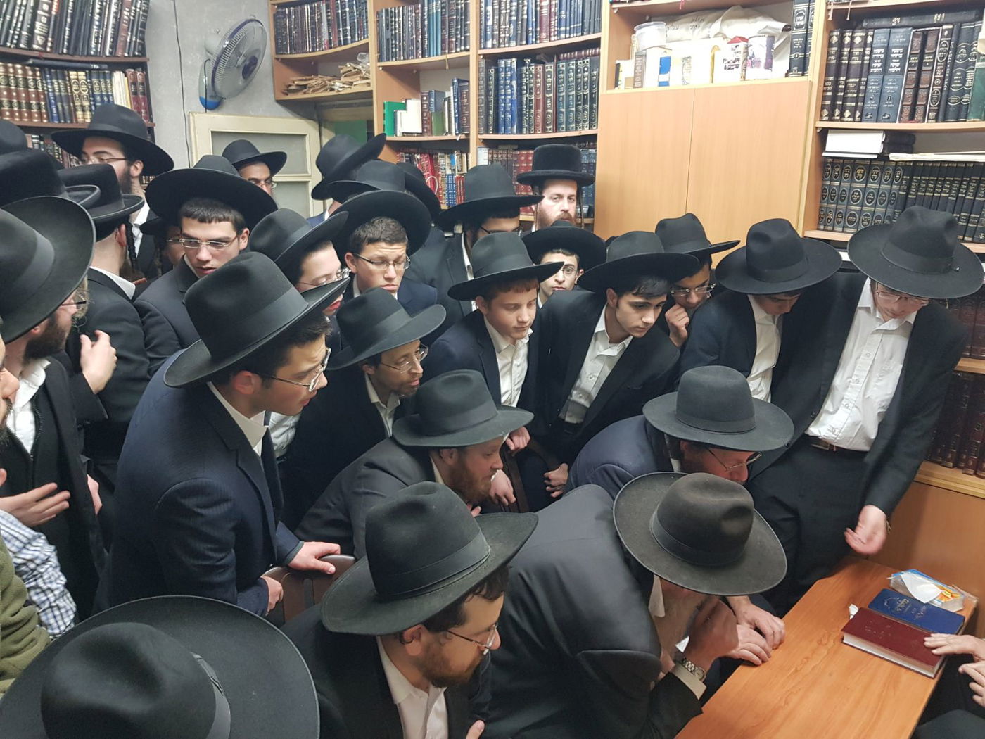 תיעוד ראשון: ניחום האבלים בבית גדול הדור