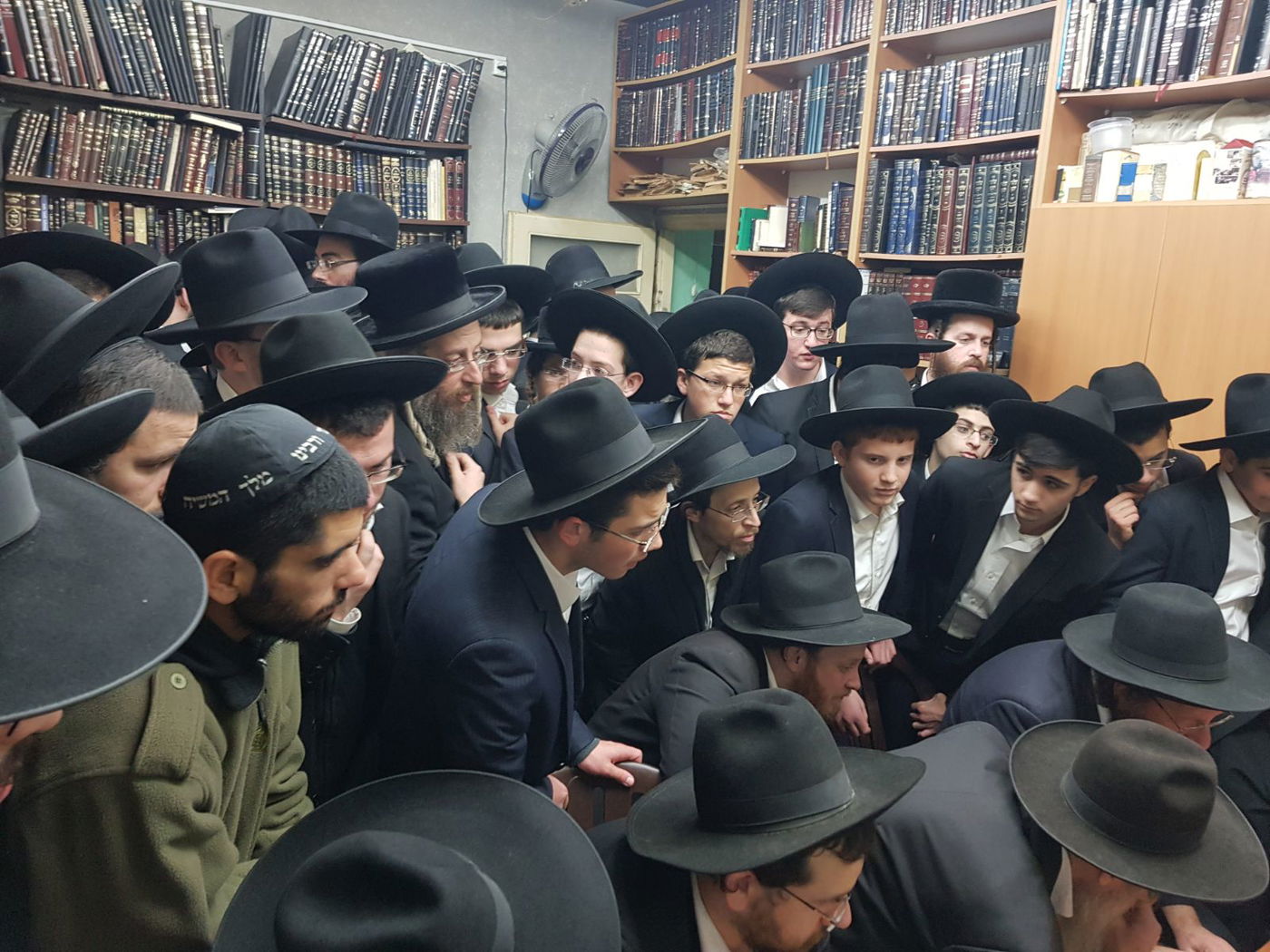 תיעוד ראשון: ניחום האבלים בבית גדול הדור