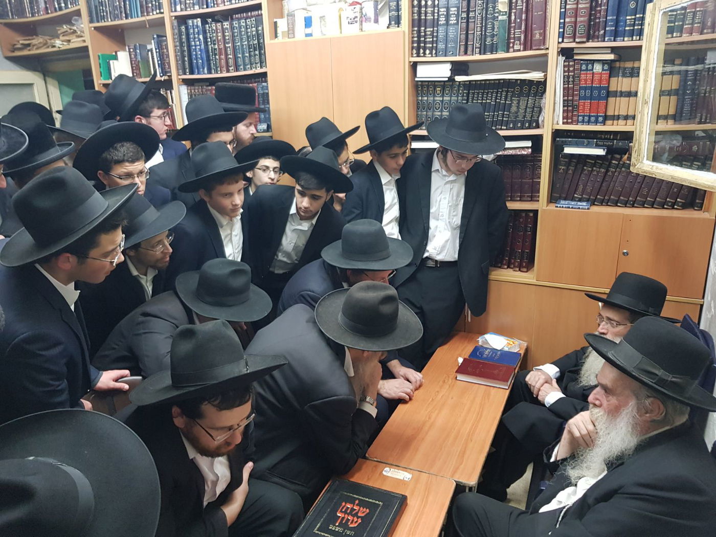 תיעוד ראשון: ניחום האבלים בבית גדול הדור