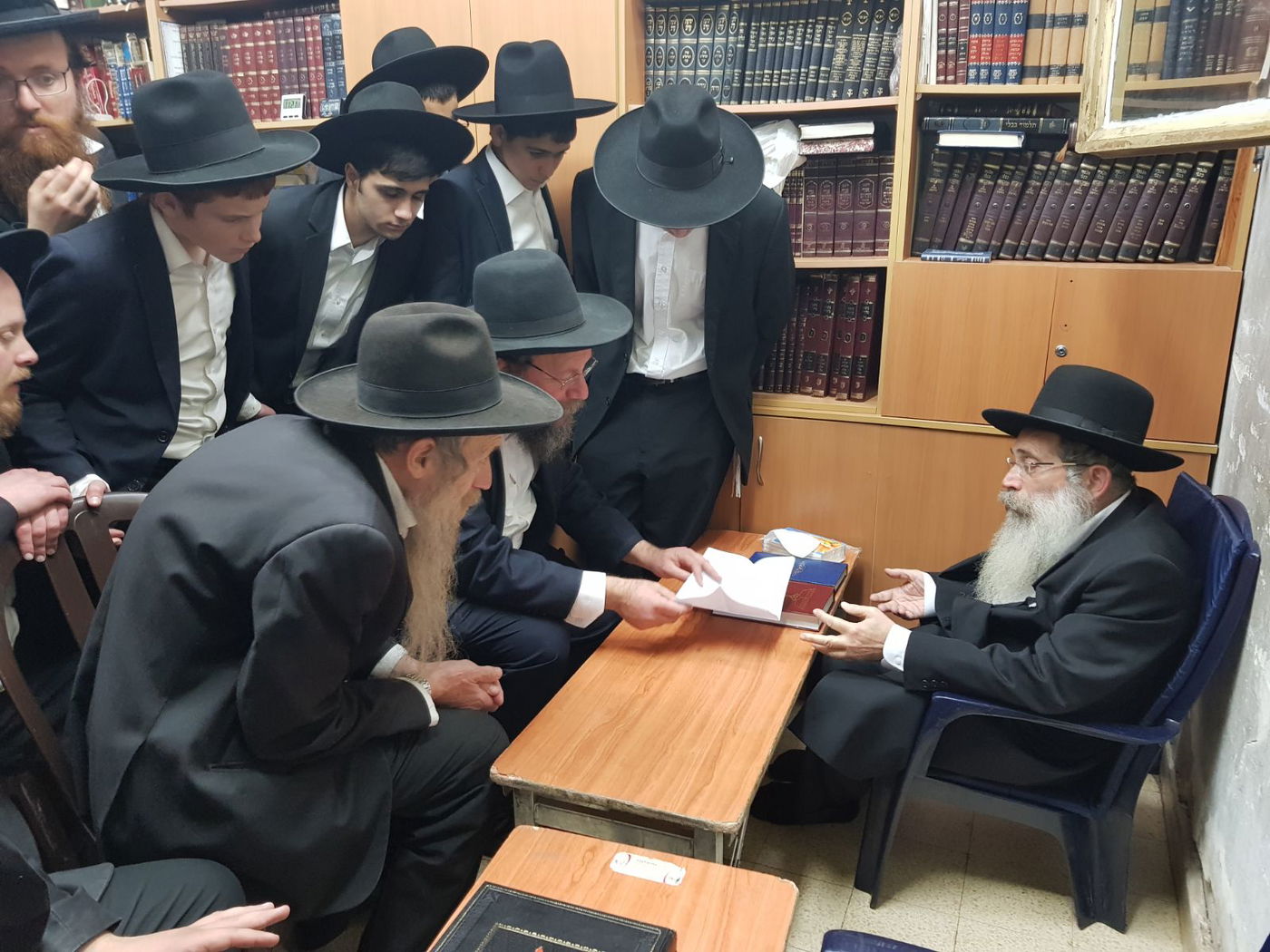 תיעוד ראשון: ניחום האבלים בבית גדול הדור