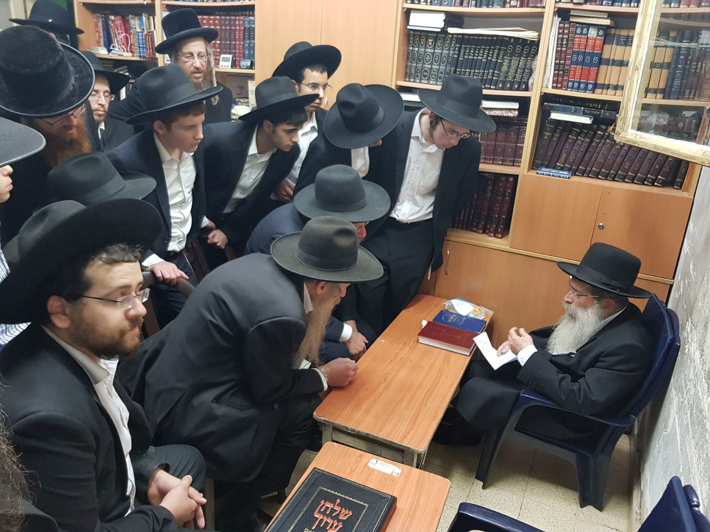 תיעוד ראשון: ניחום האבלים בבית גדול הדור