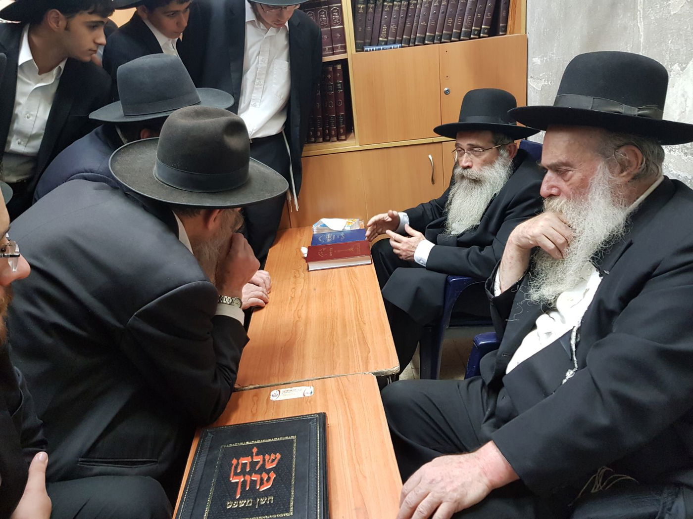 תיעוד ראשון: ניחום האבלים בבית גדול הדור