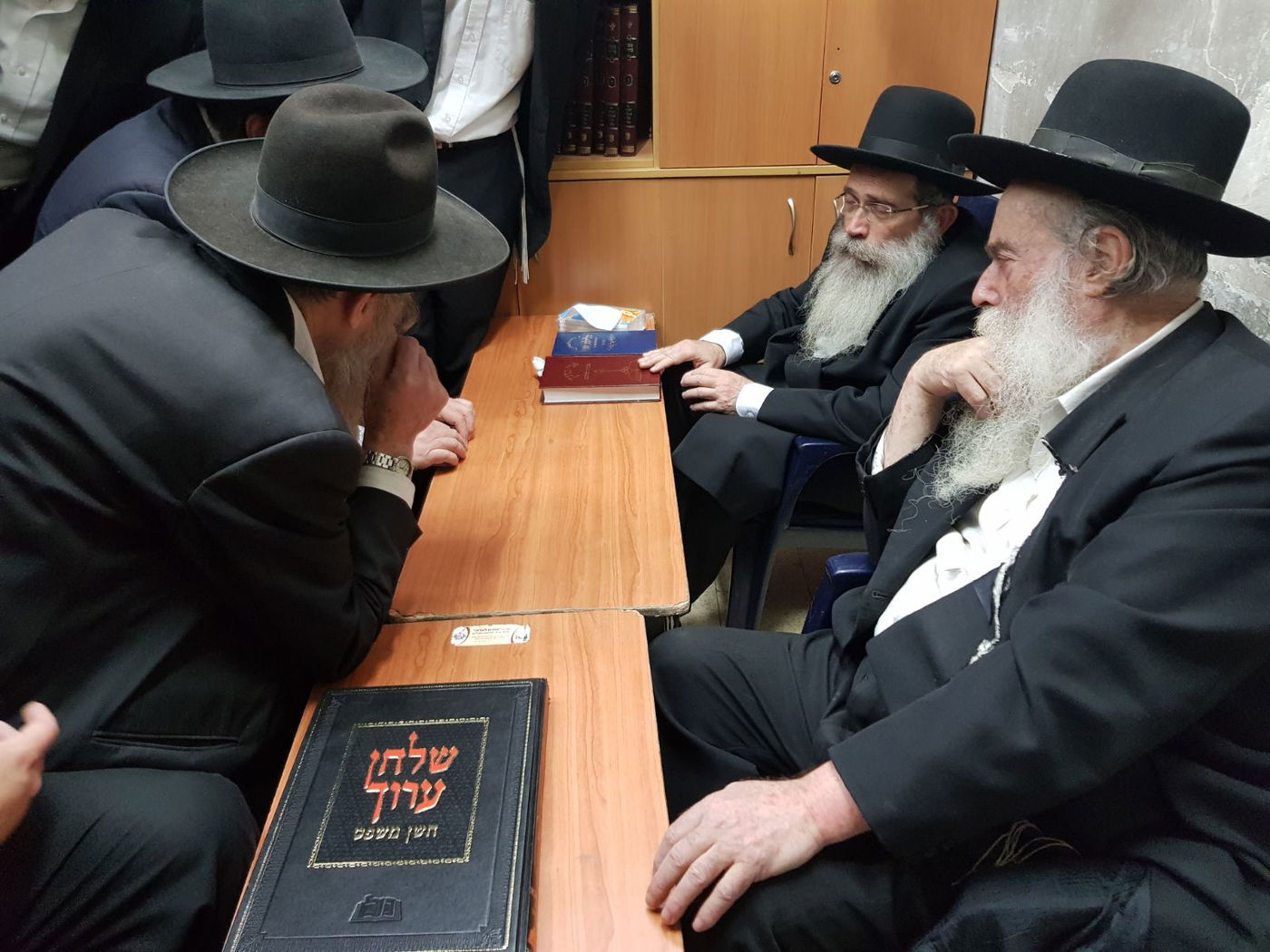 תיעוד ראשון: ניחום האבלים בבית גדול הדור