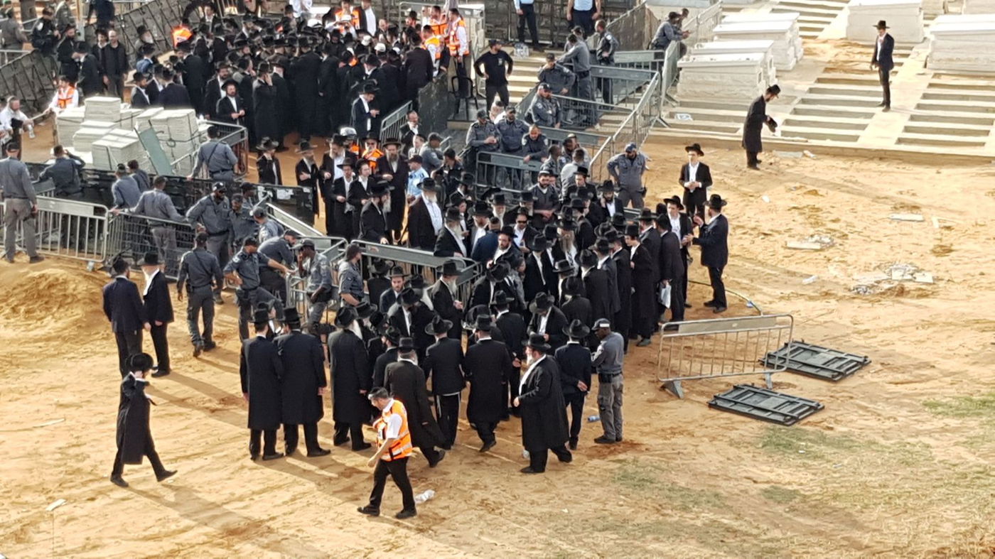 האבלים מקבלים ניחום