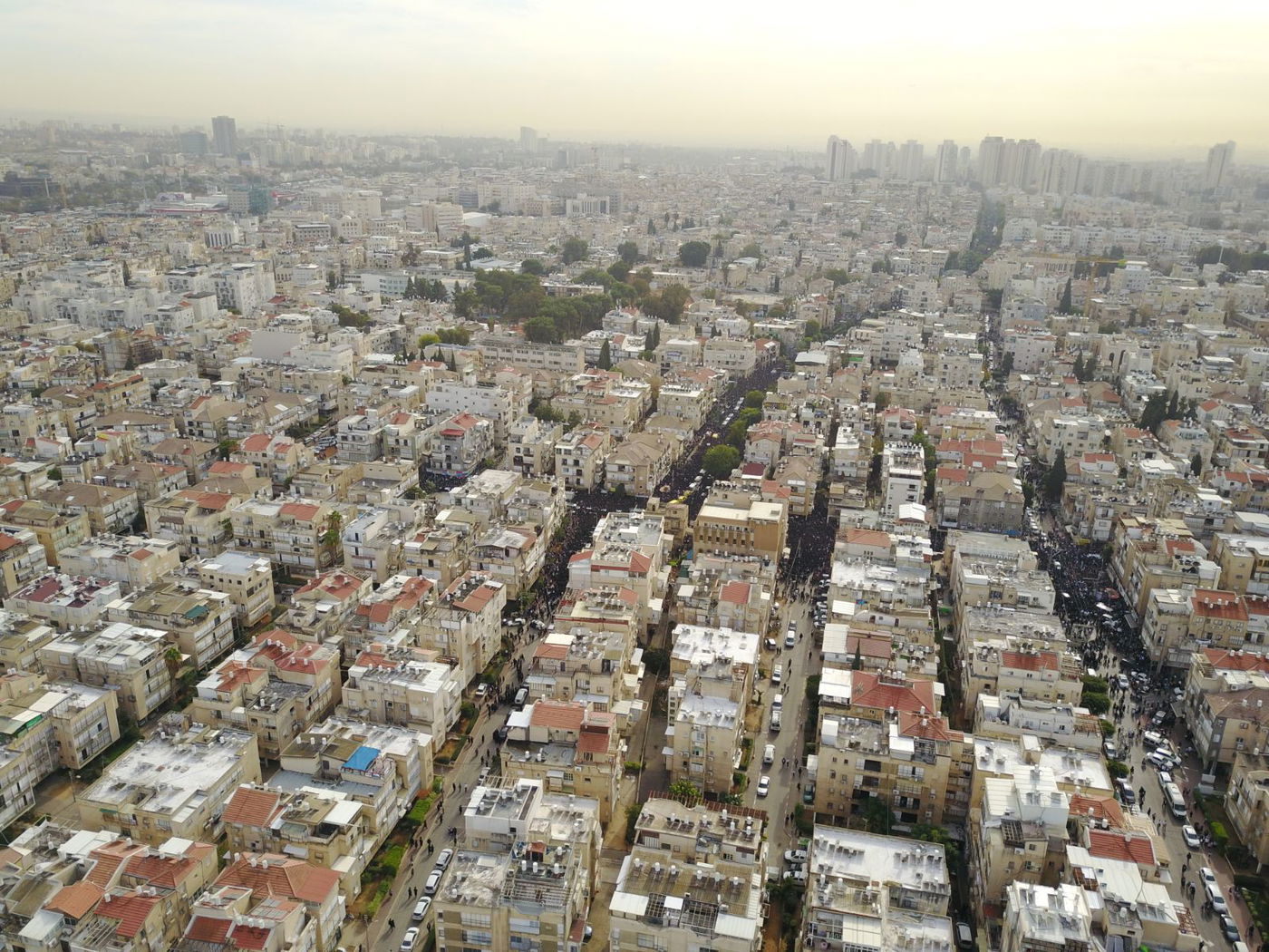 מאות אלפים בהלווית מרן הרב שטיינמן זצ"ל • צפו בתיעוד מהרחפן