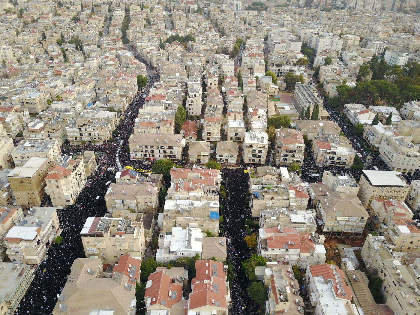 מאות אלפים בהלווית מרן הרב שטיינמן זצ"ל • צפו בתיעוד מהרחפן