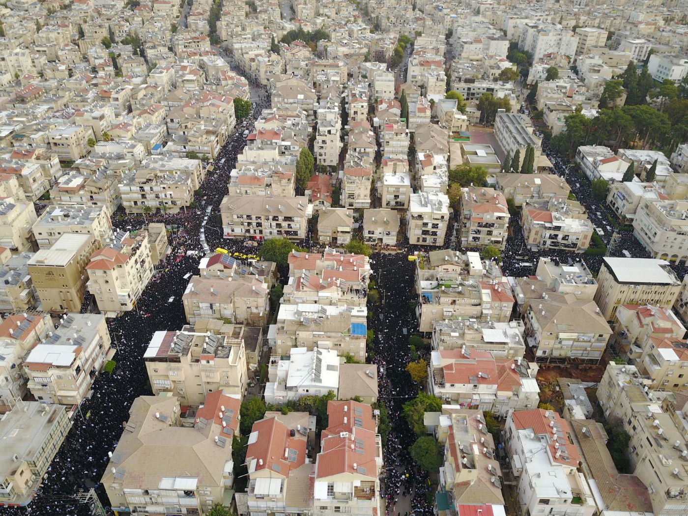 מאות אלפים בהלווית מרן הרב שטיינמן זצ"ל • צפו בתיעוד מהרחפן