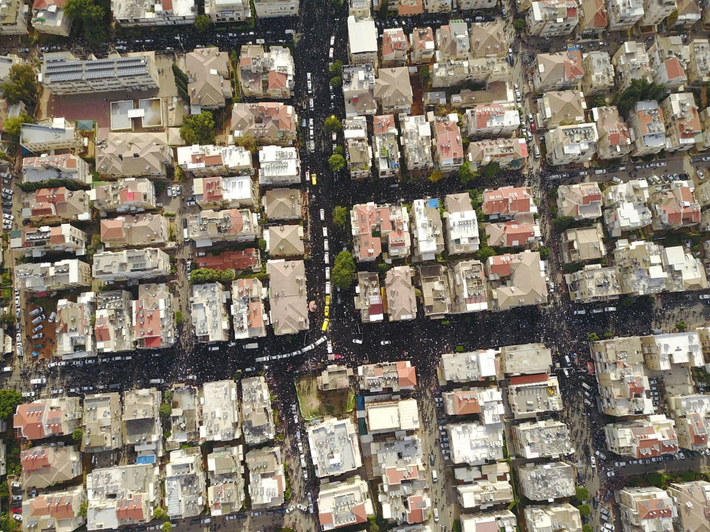 מאות אלפים בהלווית מרן הרב שטיינמן זצ"ל • צפו בתיעוד מהרחפן