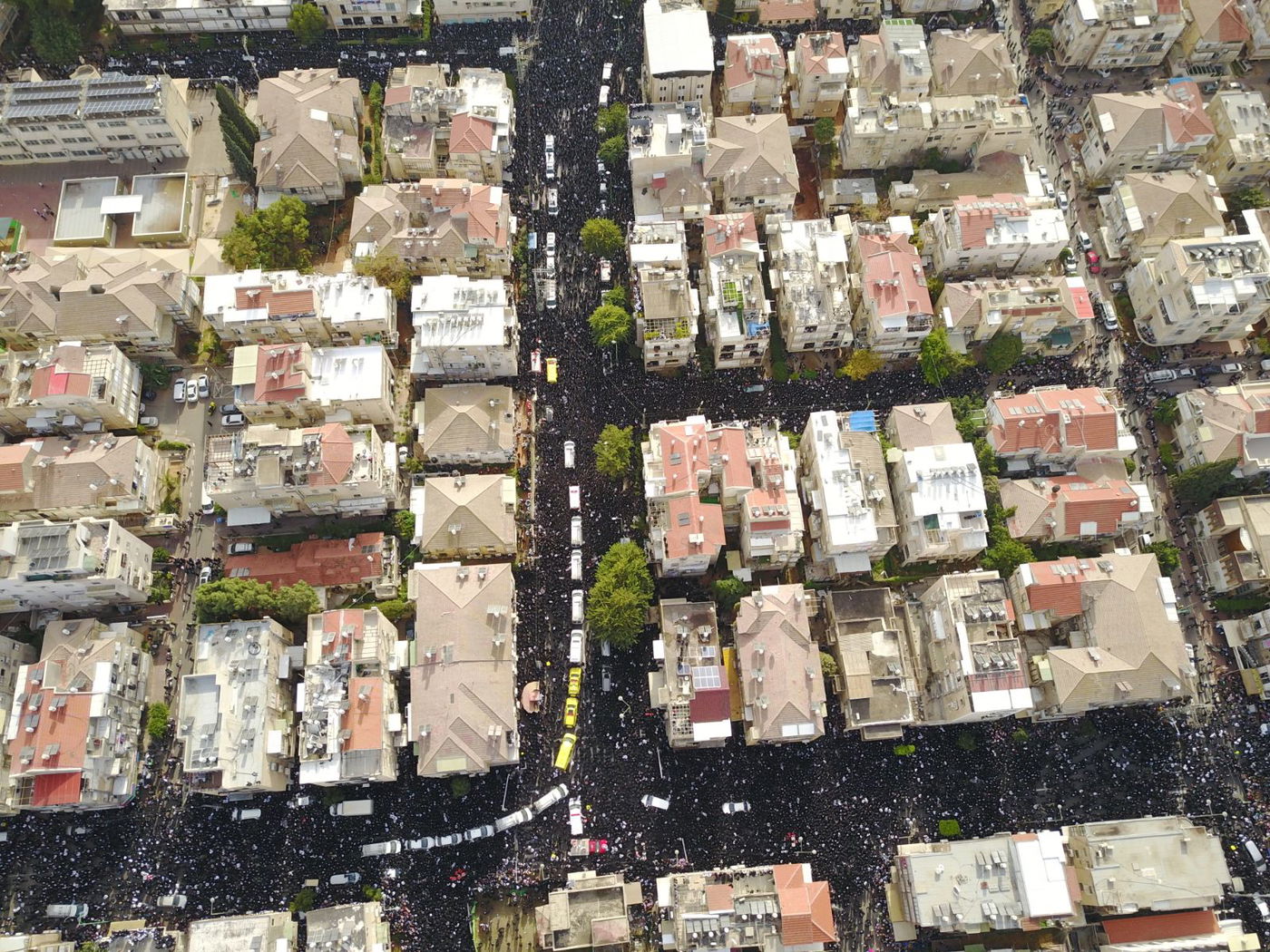 מאות אלפים בהלווית מרן הרב שטיינמן זצ"ל • צפו בתיעוד מהרחפן