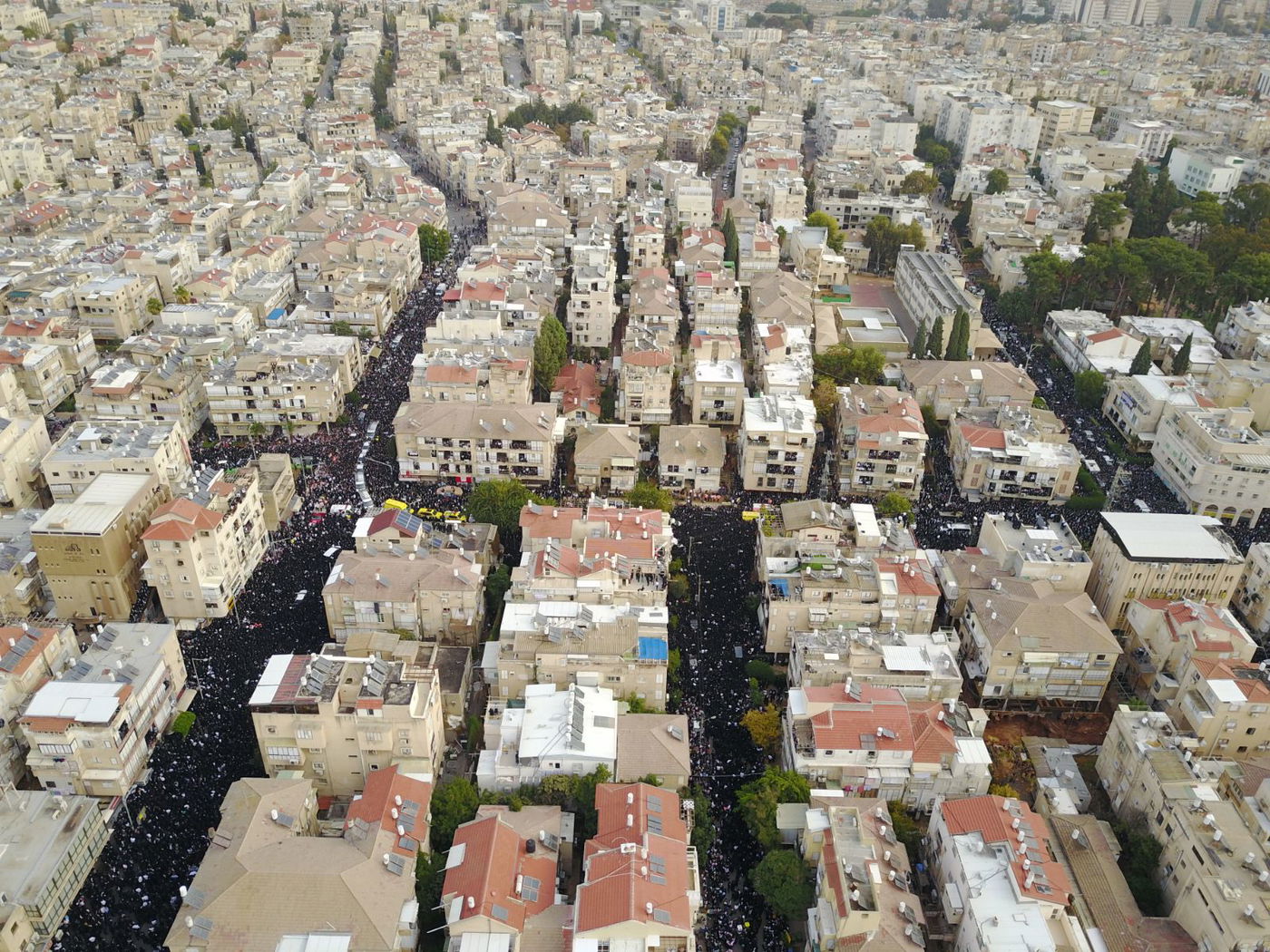 מאות אלפים בהלווית מרן הרב שטיינמן זצ"ל • צפו בתיעוד מהרחפן