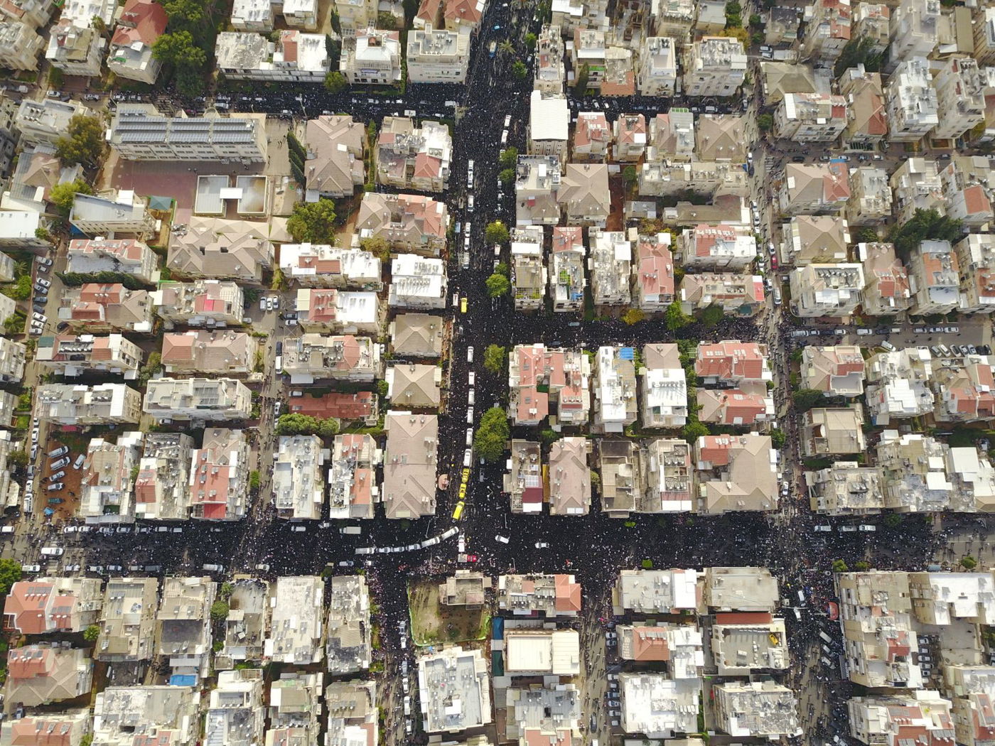 מאות אלפים בהלווית מרן הרב שטיינמן זצ"ל • צפו בתיעוד מהרחפן