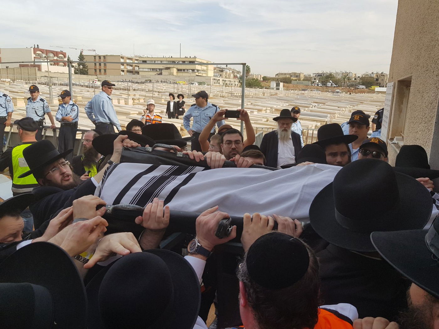 מיטת מרן הגראי"ל שטיינמן זצ"ל בבית העלמין