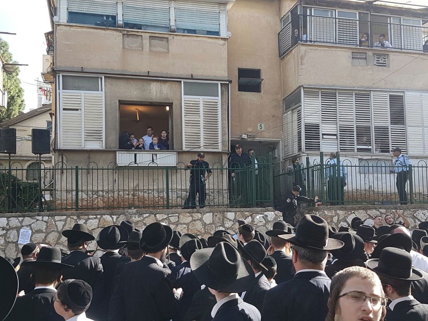 עשרות אלפים ממתינים ב"חזון איש 5" להלויית מרן הרב שטיינמן זצ"ל • צפו