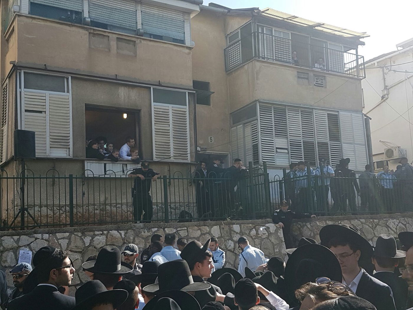 עשרות אלפים ממתינים ב"חזון איש 5" להלויית מרן הרב שטיינמן זצ"ל • צפו