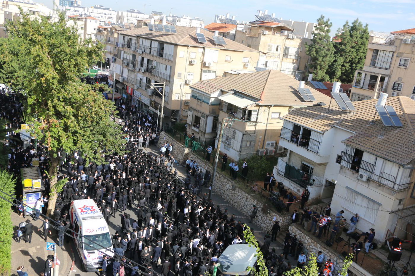 עשרות אלפים ממתינים ב"חזון איש 5" להלויית מרן הרב שטיינמן זצ"ל • צפו