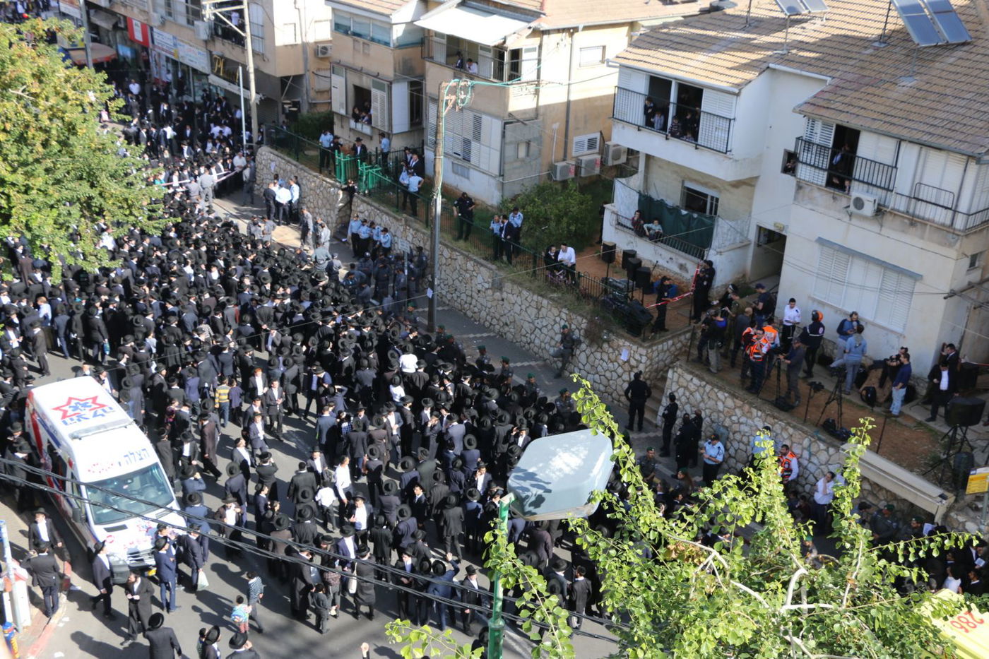 עשרות אלפים ממתינים ב"חזון איש 5" להלויית מרן הרב שטיינמן זצ"ל • צפו