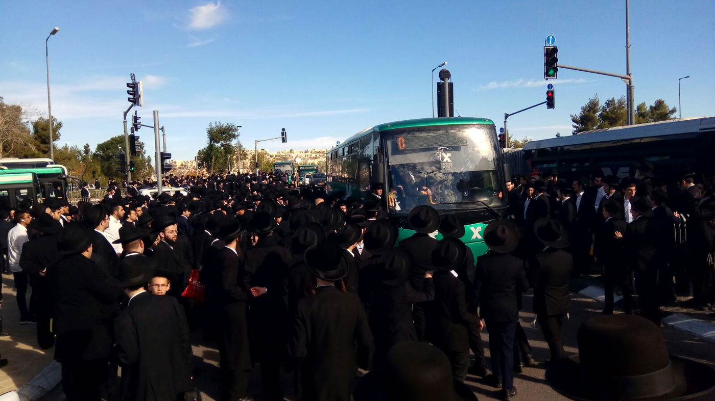 אלפים צובאים על האוטובוסים להלווית מרן הגראי"ל שטיינמן זצ"ל