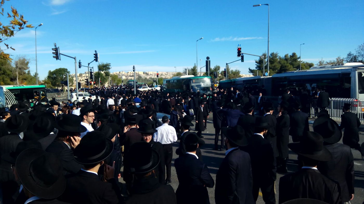 אלפים צובאים על האוטובוסים להלווית מרן הגראי"ל שטיינמן זצ"ל