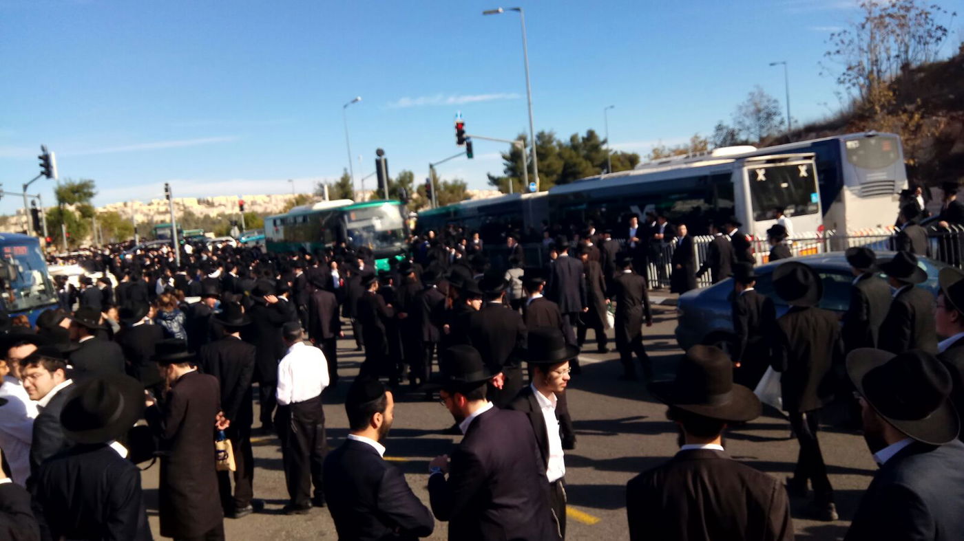 אלפים צובאים על האוטובוסים להלווית מרן הגראי"ל שטיינמן זצ"ל