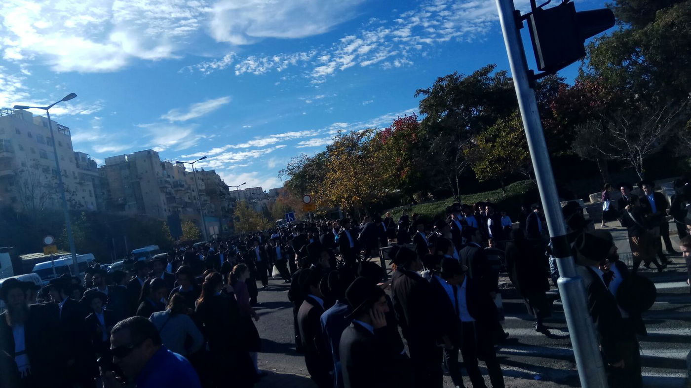 אלפים צובאים על האוטובוסים להלווית מרן הגראי"ל שטיינמן זצ"ל