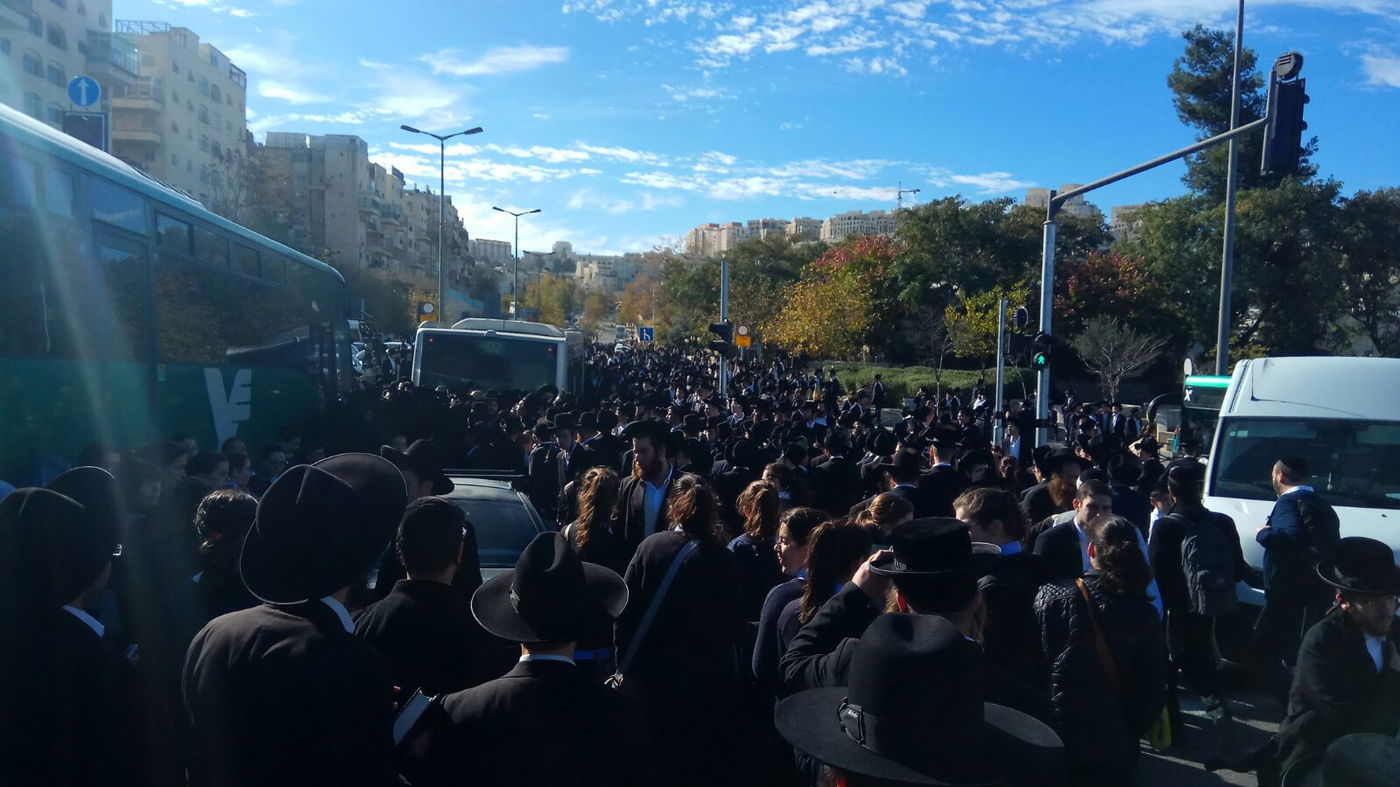 אלפים צובאים על האוטובוסים להלווית מרן הגראי"ל שטיינמן זצ"ל