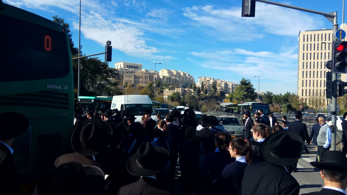 אלפים צובאים על האוטובוסים להלווית מרן הגראי"ל שטיינמן זצ"ל